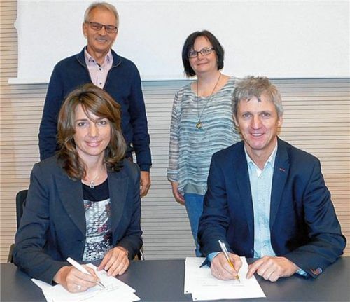 Bürgermeister Thomas Schmidinger und Bettina Rehrl-Gschirr unterzeichnen die Verträge, beobachtet von Carmen Danzer von der Gemeinde Schnaitsee und Paul Roither von der Corwese GmbH.Foto unterforsthuber