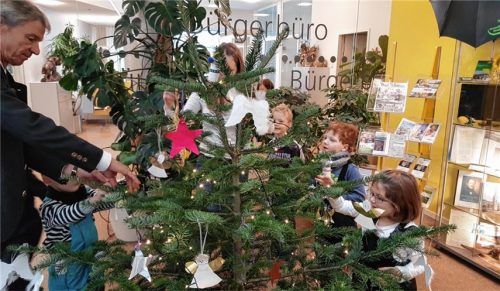 Bürgermeister und Kindergartenkinder schmückten Christbaum
