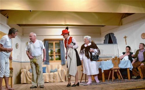 Chaos in der Familie (von links): Hartmut Auerberger (Andreas Aßbichler), Opa Mauserer (Josef Habl), Kamilla Rentnerfrau (Barbara Fischer), Oma Mauserer (Angie Raab), Anna (Simone Fiedler) sowie Toni (Florian Niedermaier). Foto Niessen