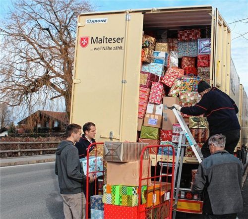 Damit der Lkw nach Rumänien auch dieses Jahr wieder bis zur Decke mit Glücksbringer-Paketen beladen werden kann, hoffen die Malteser noch auf weitere Paketspenden mit Grundnahrungsmitteln und Spielzeug für die Menschen im rumänischen Baraolt. Foto volk