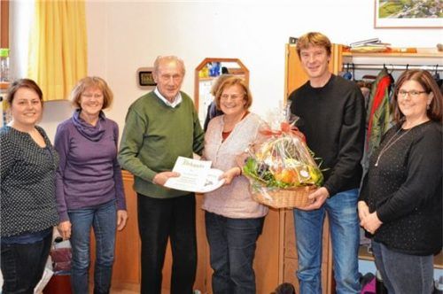 Dankten Helene Leckel (Dritte von rechts) für ihr Engagement (von links): Sabine Fischer, Isabelle Gampe, Hans Stöttner, Ulrich Schricker und Sabine Mauerer. Foto ni