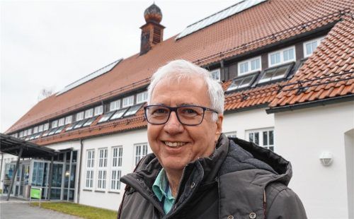 „Darauf bin ich stolz.“ Hermann Karosser vor dem Saalgebäude im Föhrenwinkel, dem Sitz der städtischen Gesellschaften. Den Erhalt dieses und weiterer historischer Gebäude im Stadtgebiet sieht er als wichtigen Beitrag, ein Waldkraiburger Geschichtsbewusstsein, eine Waldkraiburger Identität zu entwickeln. Foto  hg