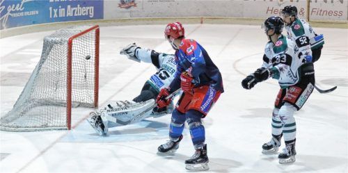 Das 1:0 für die Selber Wölfe durch den dreifachen Torschützen Ian McDonald. Fotos  Wiedel