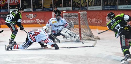Das 6:1 gestern Abend durch Dominik Daxelberger (rechts), der aus spitzem Winkel traf. Foto  Ziegler