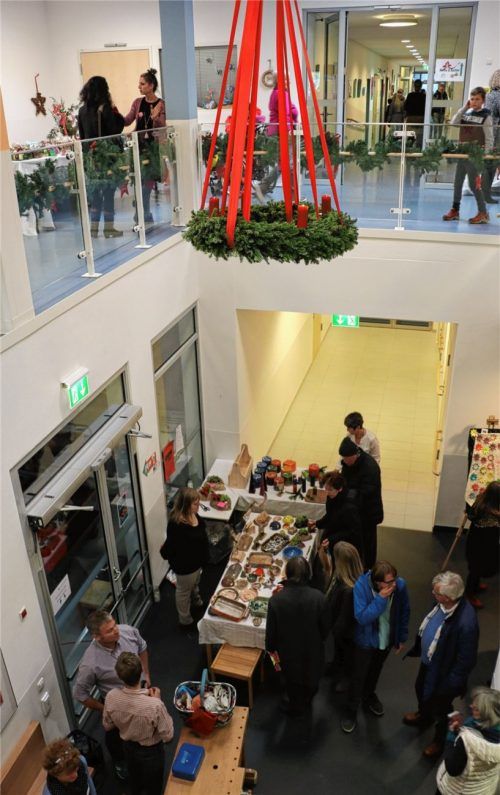 Das Behandlungszentrum hatte sich in einen festlichen Basar verwandelt.Fotos Rehberg