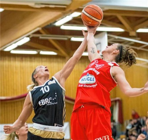 Das Duell gab es im November in Wasserburg: Rebecca Tobin (rechts) im Duell mit Hannovers Melissa Jeltema. Foto  Brei