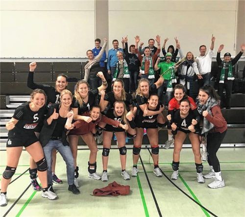 Das Eiselfinger Team bejubelt mit den mitgereisten Fans den Sieg in Augsburg.