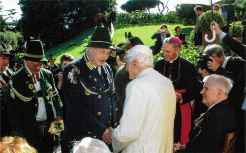 Das Foto entstand beim Besuch der Gebirgsschützen im April dieses Jahres anlässlich des 90. Geburtstages von Papst Benedikt XVI. Foto  Buch