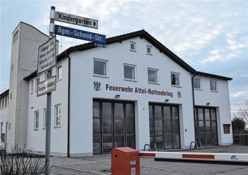 Das Gebäude der Feuerwehr Attel-Reitmehring soll saniert und erweitert werden. Die Kosten dafür belaufen sich auf rund 1,1 Millionen Euro.Foto birkhof