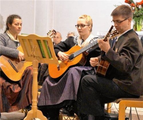 Das Gitarren-Trio mit Bettina Götz, Ramona Gehringer und Werner Gruber bot den Zuhörern virtuos vorgetragene Stücke. Foto  re