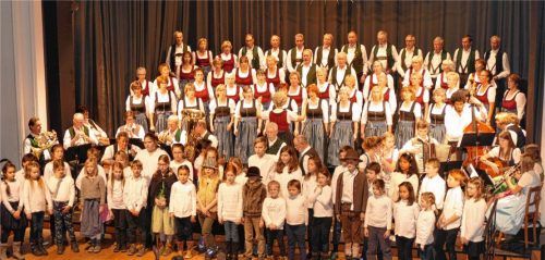 Das „Gloria“: Gespielt und gesungen von allen Mitwirkenden des Kolbermoorer Adventssingens.Fotos Hoffmann