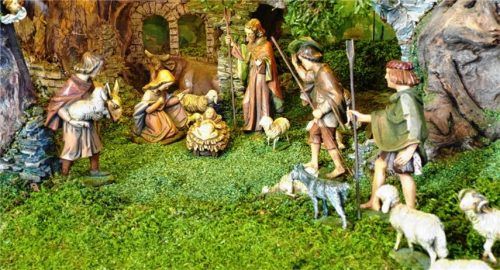 Das Jesuskind wird in die Kieferer Krippe gelegt.Foto hko