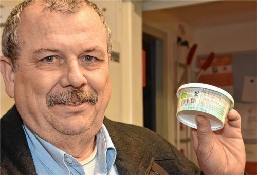 Das Mindesthaltbarkeitsdatum ist bei dem Produkt, das Ulrich Sibbers in der Hand hält, bereits abgelaufen. Der stellvertretende Leiter der Bad Aiblinger Tafel kritisiert, dass wegen einer zu strengen Auslegung des Mindesthaltbarkeitsdatums zu viele für die Tafeln bestimmten Lebensmittel im Müll landen.Foto Schlecker