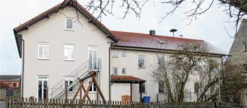 Das Nebengebäude (rechts) des Gemeindekindergartens in Stefanskirchen sollte als Kindergartenerweiterung genützt werden. Die schlechte Bausubstanz machte diese Pläne zunichte, jetzt wird es abgerissen.Foto stn