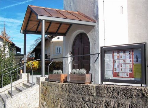 Das neue Dach über dem Eingang der Pfraundorfer St.-Nikolaus-Kirche.Foto ada