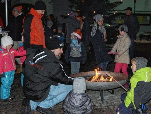 Das offene Feuer zog große und kleine Besucher an.