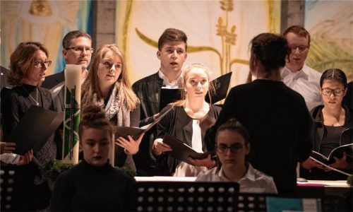 Das Weihnachtskonzert des Waldkraiburger Gymnasiums in der Kirche Maria Schutz begeisterte.Foto Zahn