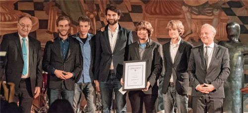 Den Kulturförderpreis erhielt die Rockband Tilda. Auf unserem Foto von links: Landrat Wolfgang Berthaler, Matthias Micklitz, Florian Aß, Florian Micklitz, Marinus Aß, Simon Aß und Kulturreferent Christoph Maier-Gehring. Foto Ruf
