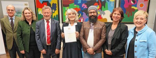 Den oberbayerischen Integrationspreis nahm Klara Führen aus Prien stellvertretend für Annette Hartmann aus Pittenhart entgegen. Auf unserem Bild von der Verleihung in München sind zu sehen (von links): Ministerialdirektor Dr. Markus Gruber, Landtagsabgeordnete Kerstin Schreyer, die Integrationsbeauftragte der Bayerischen Staatsregierung, Traunsteins stellvertretender Landrat Sepp Konhäuser, Führen, Tänzer Ahmad Al Rahban aus Syrien – er tanzte in seinem Heimatland im Nationalballett – Traunsteins Landtagsabgeordnete Giesela Sengl, und Regierungspräsidentin Brigitta Brunner. Foto  regierung von Oberbayern
