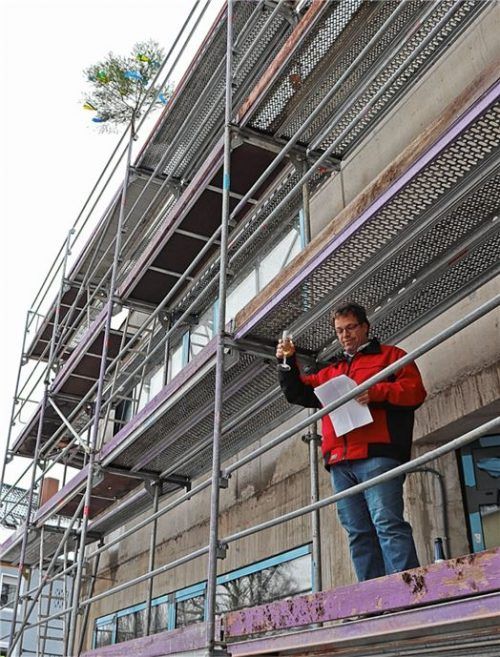 Den traditionellen Richtspruch für den Erweiterungsbau der Franz-von-Kohlbrenner-Mittelschule sprach Maurermeister Andreas Di-Qual.Foto wz