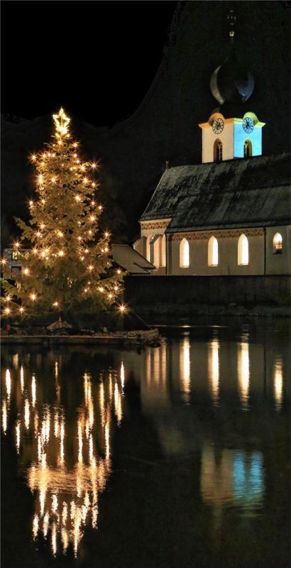 Der auf einem Floß befestigte Christbaum auf der Alz wirkte vor allem in der Dunkelheit, wenn er sich vor der Kulisse der Dorfkirche im Wasser spiegelt.Foto niederbuchner