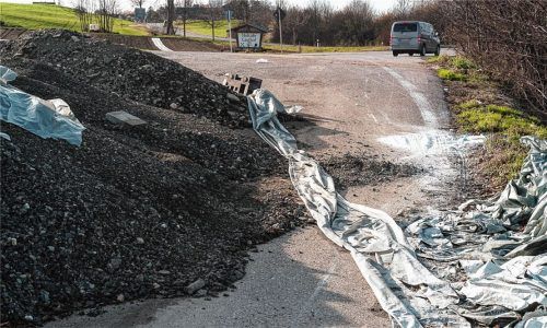 Der Aushub vom Umbau der Münchener Straße in Haag lagert derzeit auf der Straße neben der B12 bei Ramsau und ist so für Lkw nicht befahrbar.