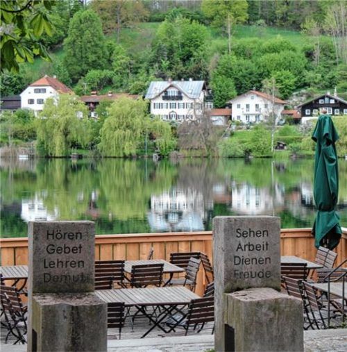 Der Blick von der Terrasse im Kloster Seeon auf den „Weinberg“ ist eine Augenweide. Im Zuge einer Neugestaltung der Freianlagen will jetzt der Bezirk Oberbayern das Gesamtensemble des Kultur- und Bildungszentrums erlebbar machen. Foto  Rasch