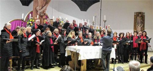 Der Chiemgau-Chor mit Leiter Michael Felsenstein schenkte mit einem abwechslungsreichen Programm Freude in der Vorweihnachtszeit. Foto Benekam