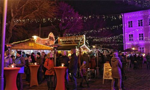 Der Christkindlmarkt auf dem Platz vor dem Alten Rathaus wurde gestern Abend eröffnet.Fotos Gantner