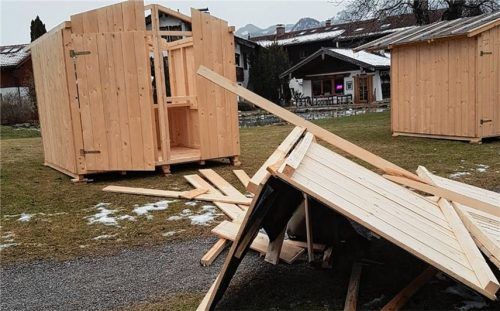 Der Föhnsturm vom letzten Wochenende hat fünf Verkaufsstände des Nußdorfer Christkindlmarktes völlig zerstört. Trotzdem wird, wenn auch in reduzierter Form, der Markt am morgigen Samstag ab 16 Uhr auf dem Dorfanger stattfinden. Foto steffenhagen