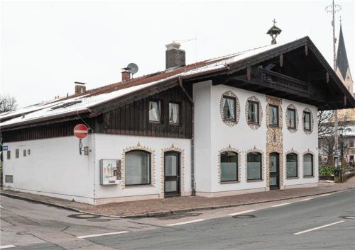 Der frühere Egartnerhof steht vor einer ungewissen Zukunft. Einen Bauantrag auf Abriss und Ersatz durch ein Wohn- und Geschäftshaus hat der Eigentümer, die HLR Vermögensverwaltung GmbH & Co. KG Bernau, zurückgezogen. Die GmbH hat die Räume an die Regierung von Oberbayern vermietet, die ihrerseits dann Flüchtlinge einquartierte. Der bestehende Mietvertrag läuft nach fünf Jahren im März 2020 aus. Foto  berger