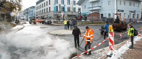 Der heiße Asphalt dampfte gestern Vormittag: Auf der Mittelinsel verschaffen sich einen Überblick über die letzten Arbeiten am Minikreisel (von rechts): Bürgermeister Jürgen Seifert, Stefan Wieser von der Firma Traun Tiefbau (TTB), Priens Tiefbauchef Tobias Kollmannsberger, Julia Landinger und Andreas Höglauer vom planenden Priener Ingenieurbüro Dippold & Gerold. Das kleine Bild zeigt ein Loch, das am Donnerstagnachmittag plötzlich aufgerissen war, weil im Untergrund ein unbekannter Hohlraum war. Fotos Berger/Kollmannsberger