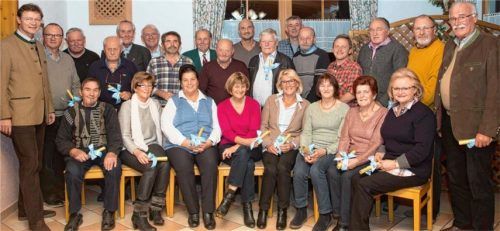 Der Hufeisenverein mit Vorstand Peter Freund (rechts) ehrte im Beisein von Bürgermeister Jürgen Seifert (links) viele Mitglieder für 25-jährige Mitgliedschaft. Foto  Berger