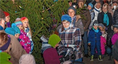 Der Kinderchor beim Lesen eines Textes.