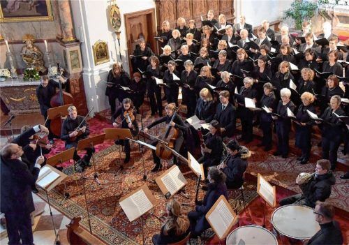 Der Kirchenchor Maria Dorfen unter der Leitung von Ernst Bartmann (links vorne). Foto  tf