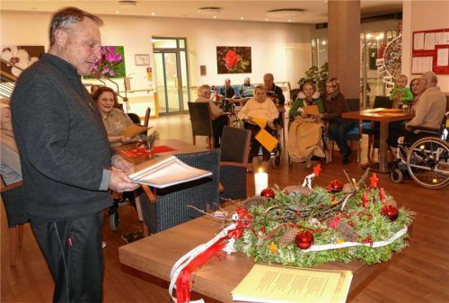 Der lebendige Adventskalender wurde im AWO-Seniorenheim eröffnet.Foto bac