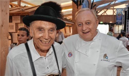 Der Mitte Dezember verstorbene Altfestwirt Wolfgang Unertl und der neue Festwirt Alfons Schuhbeck.