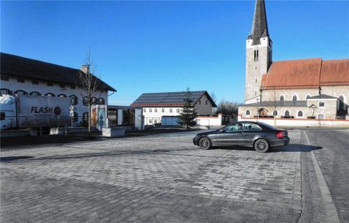 Der neue Dorfplatz von Oberneukirchen bietet weiterhin Parkplätze. Des Weiteren gibt es Sitzgelegenheiten, eine Ladestation für E-Räder und Wasserleitungen, damit der Platz auch als Festplatz genutzt werden kann.