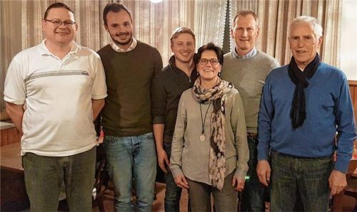 Der neue Fußball-Abteilungsleiter Lukas Kunze (Mitte) mit Kassier Marcus Schraml, dem neuen Zweiten Abteilungsleiter Florian Helldobler, Dritter Abteilungsleiterin Karin Kunze sowie dem ehemaligen Abteilungsleiter Andreas Wegscheider und ehemaligem Dritten Abteilungsleiter Walter Braun (von links).