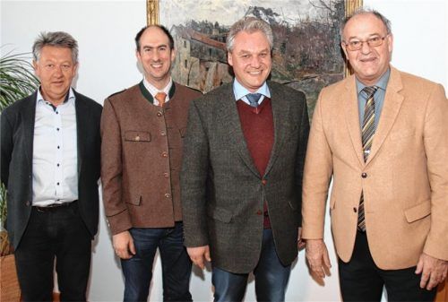 Der neue Leiter der Staatlichen Berufsschule Bad Aibling, Jürgen Ersing (Zweiter von rechts), mit Landrat Wolfgang Berthaler, Rudi Ritter von der Schulleitung und Amtsleiter Ulrich Sedlbauer (von rechts).