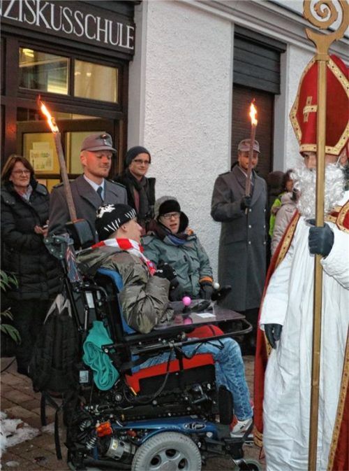 Der Nikolaus wird seit 57 Jahren von den Gebirgsjägern nach Aschau begleitet – sehr zur Freude der Kinder.
Foto Rehberg