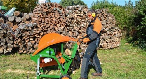 Der Säge-Spalt-Automat ist praktisch, erfordert aber einige Sicherheitsmaßnahmen. Foto re