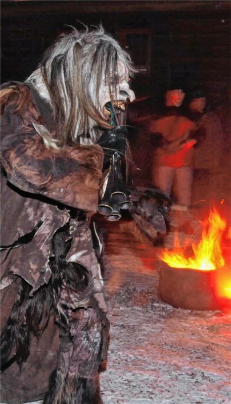 Der Tanz um das Feuer soll den Winter milde stimmen.