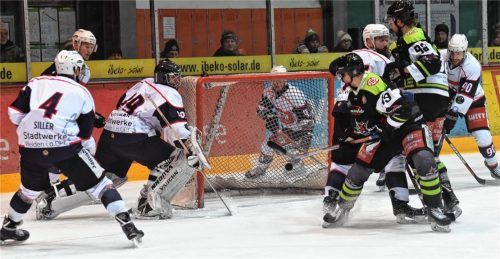 Der Treffer zum 2:1 durch Jussi Nättinen (vorne) , der nach Vorarbeit von Michael Fröhlich abstaubte. Fotos  Ziegler