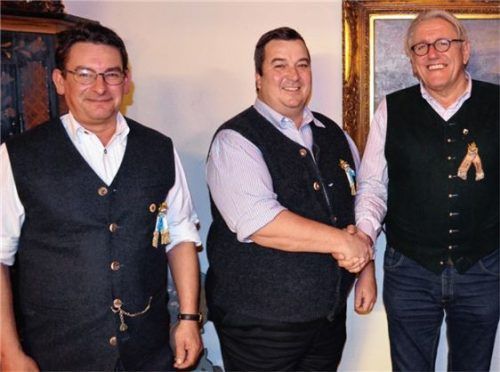 Der wiedergewählte Zweite Vorstand Hans-Dieter Gerlinger (rechts) gratuliert dem neuen Ersten Vorstand Wolfgang Lorenz. Links der neue Kassier Ludwig Krug. Foto Wastl