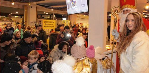 Dicht umlagert im Rathausfoyer: Christkindl Chiara Molter mit Nikolaus (Thomas Lainer) und den Engeln.