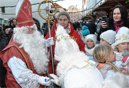 Dicht umringt und genau beobachtet, verteilen der Nikolaus und seine Engel kleine Geschenke an die Kinder.Fotos  hon