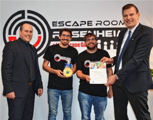 Die 250. Beratung der IHK-Geschäftsstelle in Rosenheim, von links: IHK-Gründungsberater Oliver Nerz, die beiden Jungunternehmer Sascha Müller und Thomas Niedermaier sowie Joachim Linke, Referatsleiter Gründung der IHK für München und Oberbayern. Foto re