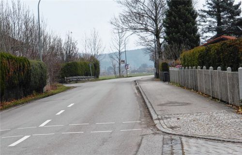 Die Aiblinger Straße in Westerham soll nach dem Wunsch vieler Anwohner verkehrsberuhigt werden. Angedacht ist, zwischen dem sogenannten Schäfflereck bis zum Spinner-Gelände die erlaubte Geschwindigkeit auf 30 Stundenkilometer zu reduzieren. Foto Merk