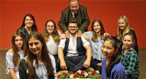 Die ausgezeichnete Teamgym-Gruppe im Turnen mit Andrea Eder und Tischtennismeister Alexander Schmidt.Fotos Neuwirth
